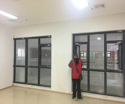 四川省社会主义学院迁建项目玻璃隔热防火门联窗施工完毕正式交付使用